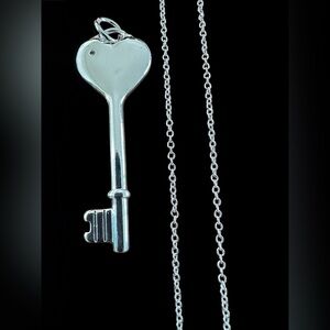 Silver Key Pendant Necklace‎